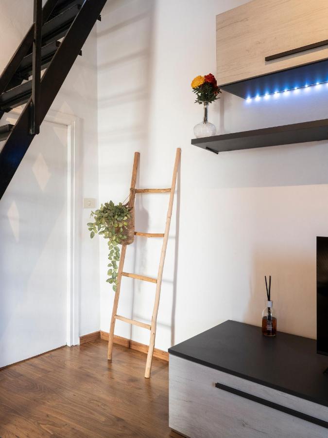 Attico Con Vista Lago - Miralago 앙귈라라사바치아 외부 사진